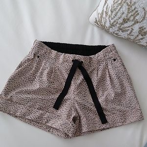 Lululemon Spring Break Away Short Dottie Dash Cream Black Gray Cuffed Pleated 6